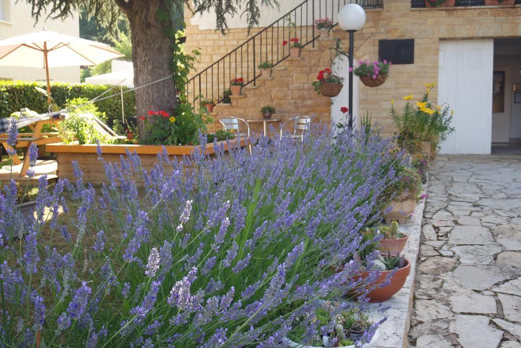 Le Balcon Des Jasses Panzió Espère Kültér fotó